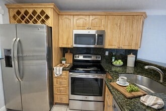 7955 NW 8th St in Miami, FL - Building Photo - Building Photo