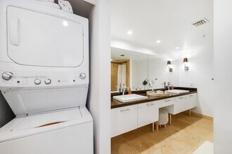 41 SE 5th St, Unit 1410 in Miami, FL - Foto de edificio - Building Photo