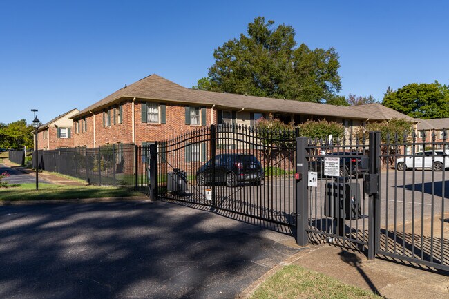 Chatham Village Condominiums in Memphis, TN - Building Photo - Building Photo