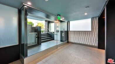 5143 White Oak Ave in Los Angeles, CA - Foto de edificio - Building Photo