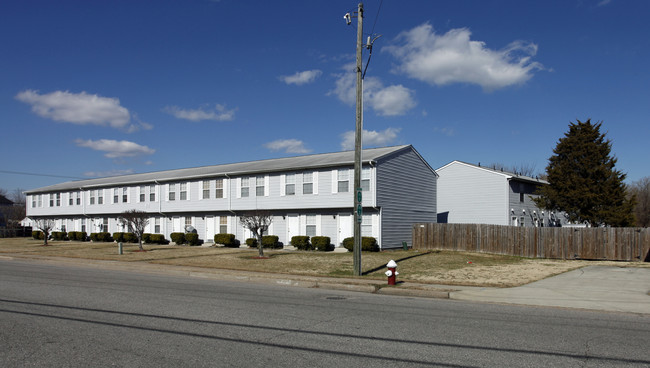 Highedge 2 Bedroom Apartments in Hampton, VA - Building Photo - Building Photo