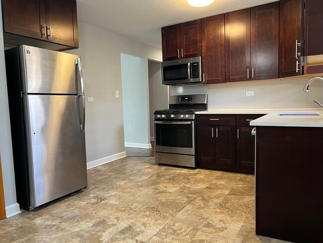 8614 W Berwyn Ave in Chicago, IL - Building Photo - Building Photo