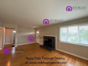 2461 Olive St in Martinez, CA - Foto de edificio - Building Photo