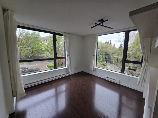 3588 Crowley Dr in Vancouver, BC - Building Photo - Building Photo