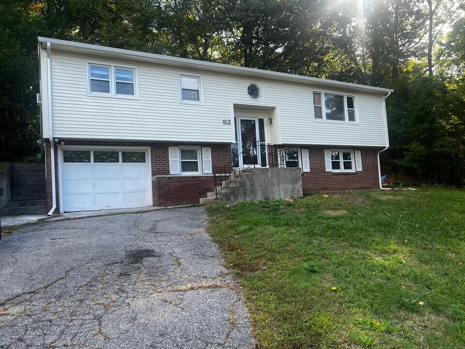 92 Lucas Park Rd in Norwich, CT - Building Photo