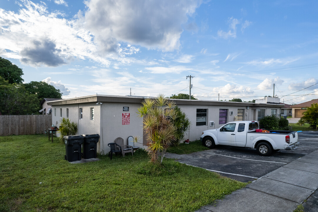 4400 SW 23rd St in West Park, FL - Building Photo