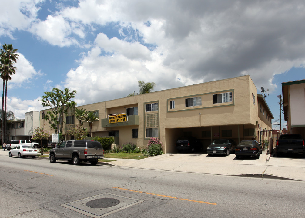 8230 Owensmouth Ave in Canoga Park, CA - Building Photo