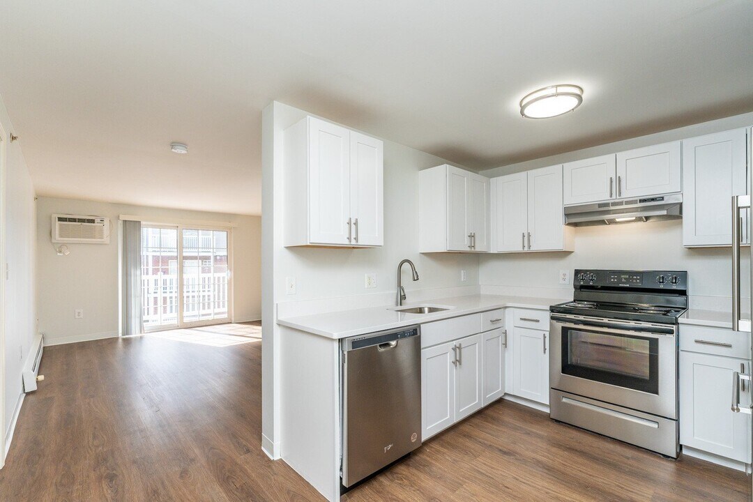 Carlton Oaks in Salem, NH - Building Photo