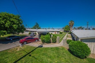 Terrace Way Gardens Apartments in Bakersfield, CA - Building Photo - Building Photo