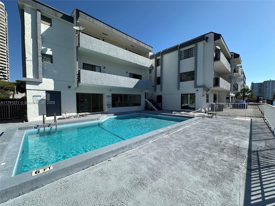 3582 NE 171 St in Sunny Isles Beach, FL - Building Photo