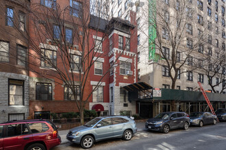 252 W 74th St in New York, NY - Building Photo - Building Photo