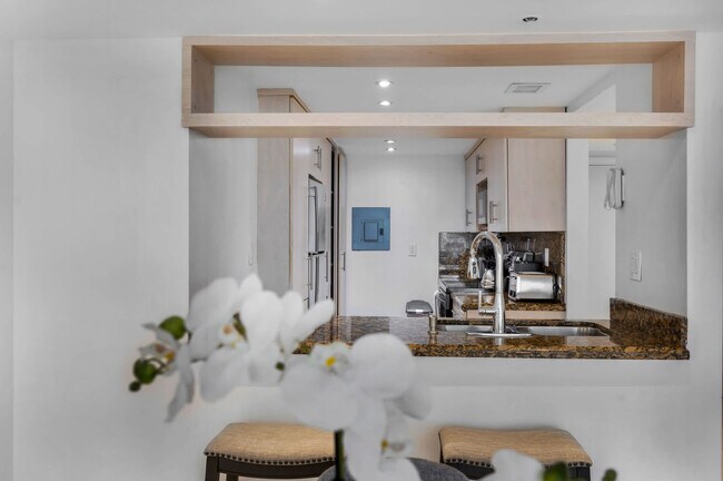 1717 N Bayshore Dr in Miami, FL - Building Photo - Building Photo
