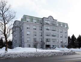 405 Erb St W in Waterloo, ON - Building Photo