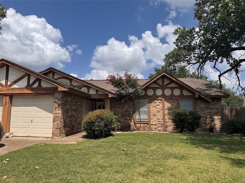 1928 Hurstview Dr in Hurst, TX - Building Photo