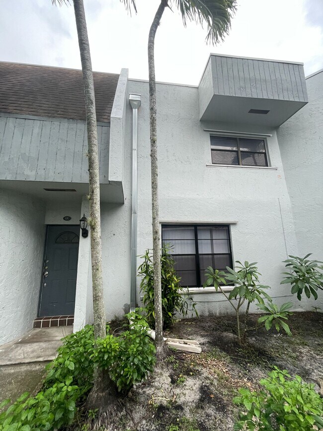 2718 S University Dr in Davie, FL - Building Photo - Building Photo
