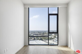 2435 S Sepulveda Blvd-Unit -PH 214 in Los Angeles, CA - Building Photo - Building Photo