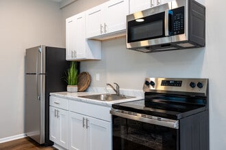 The Flats on 39th in Kansas City, MO - Building Photo - Interior Photo