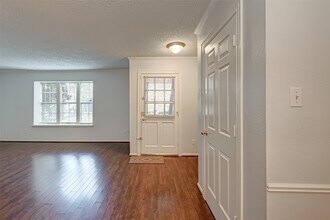 8287 Kingsbrook Rd in Houston, TX - Building Photo - Building Photo