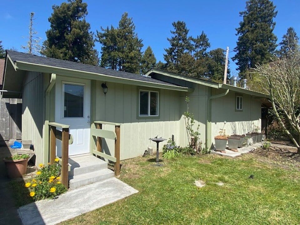 4303 Horseman Ln in Eureka, CA - Building Photo