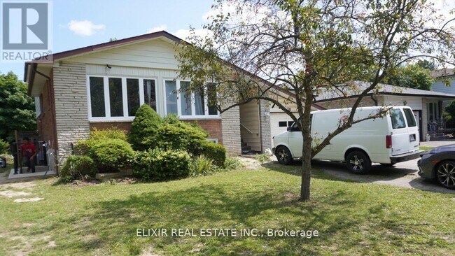 30 Trotters Ln in Brampton, ON - Building Photo - Building Photo