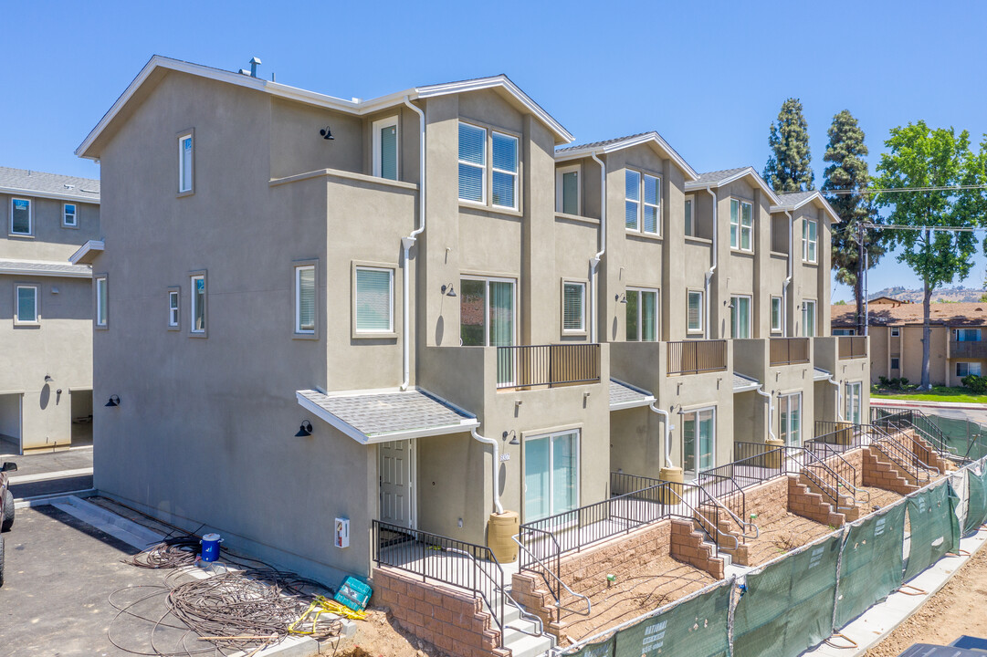 Carlton Oaks Townhomes in Santee, CA - Foto de edificio
