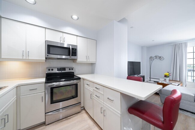 100 Shearwater Ct E in Jersey City, NJ - Building Photo - Building Photo
