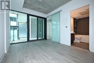 161-161 Roehampton Ave in Toronto, ON - Building Photo - Building Photo