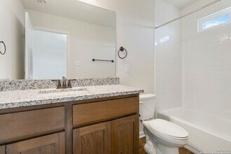 13822 Enzo Gate in San Antonio, TX - Foto de edificio - Building Photo