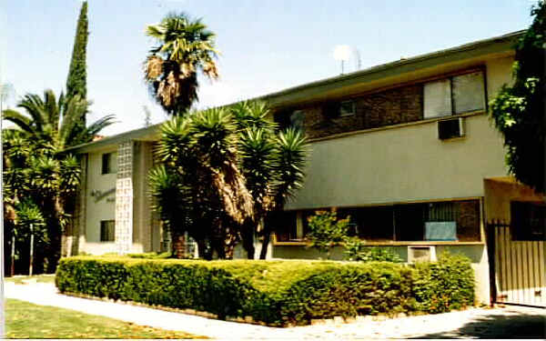 17845 Sherman Way in Reseda, CA - Foto de edificio