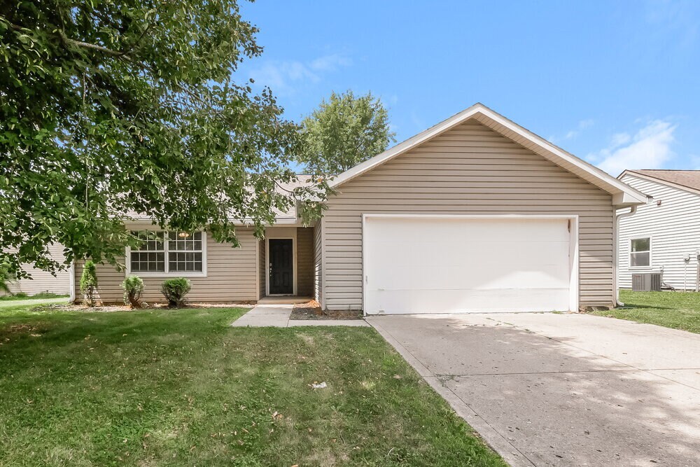 5126 Pike View Dr in Indianapolis, IN - Foto de edificio