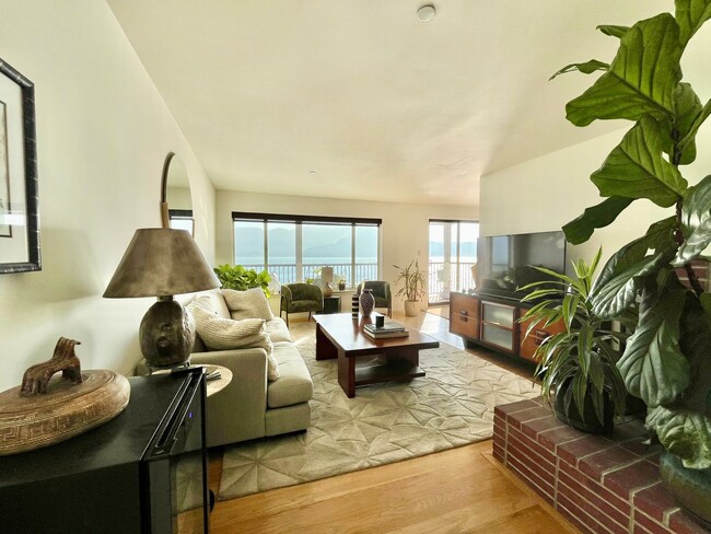 2090 Paradise Dr in Tiburon, CA - Building Photo - Building Photo