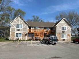 561 N Somerset Terrace in Olathe, KS - Building Photo