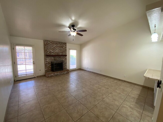 1931 S Stevenson Ct in Visalia, CA - Building Photo - Building Photo