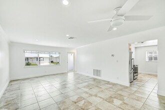 2098 SW 13th Way in Boynton Beach, FL - Building Photo - Building Photo