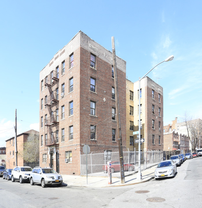 691 E 188th St in Bronx, NY - Building Photo