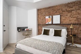 2020 R. Saint-Denis in Montréal, QC - Building Photo