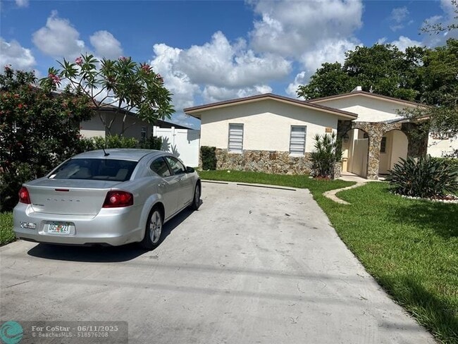 5517 SW 24th Ave in Fort Lauderdale, FL - Foto de edificio - Building Photo