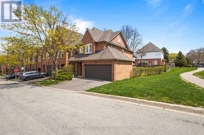 928-928 Queen St W