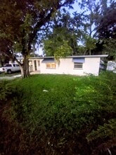 635 N Nova Rd in Daytona Beach, FL - Foto de edificio - Building Photo