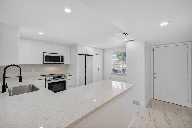 14375 Strathmore Ln in Delray Beach, FL - Building Photo - Building Photo