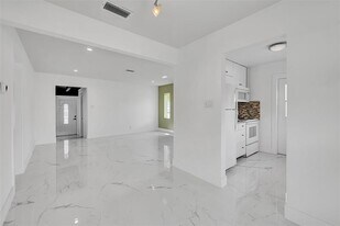2421 Garfield St in Hollywood, FL - Building Photo