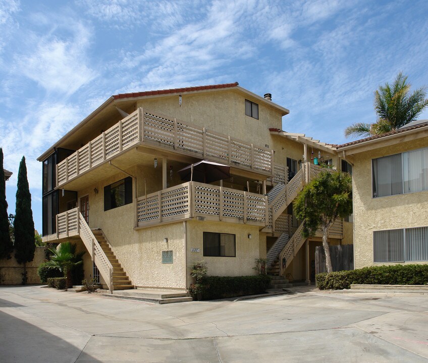 16801 Moody Cir in Huntington Beach, CA - Foto de edificio