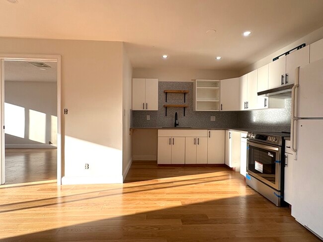 24 Corey St, Unit 305 in Everett, MA - Building Photo - Building Photo