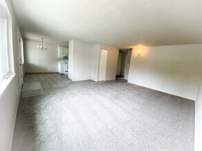 1015 Nandina St, Unit #3 in Sweet Home, OR - Building Photo - Building Photo