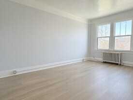 524 Pitt St W in Windsor, ON - Building Photo