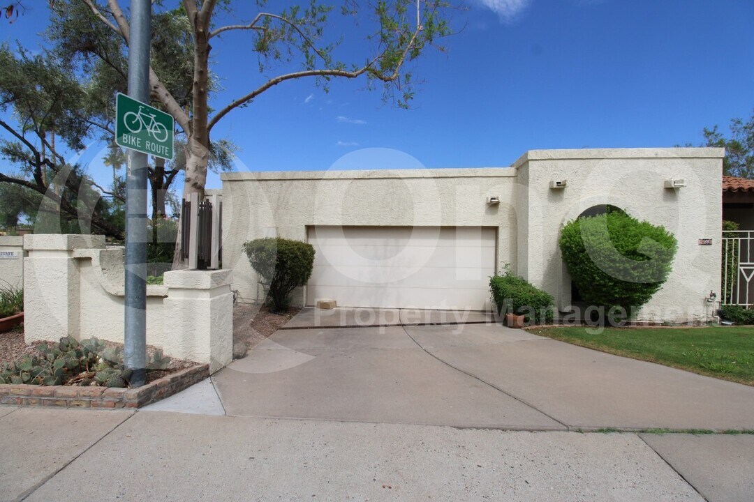 7702 N Dreamy Draw Dr in Phoenix, AZ - Building Photo