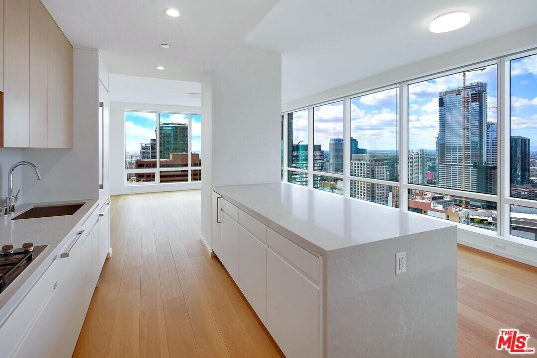 877 Francisco St in Los Angeles, CA - Building Photo