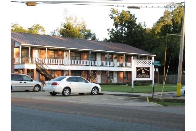 614 N Chevis St in Rayne, LA - Foto de edificio