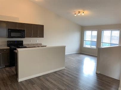 9010-9092 92 Ave in Grande Prairie, AB - Building Photo - Building Photo