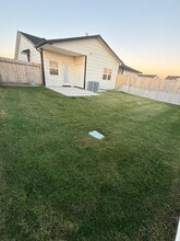 1741-1743 S Hickory Creek Ct in Wichita, KS - Foto de edificio - Building Photo